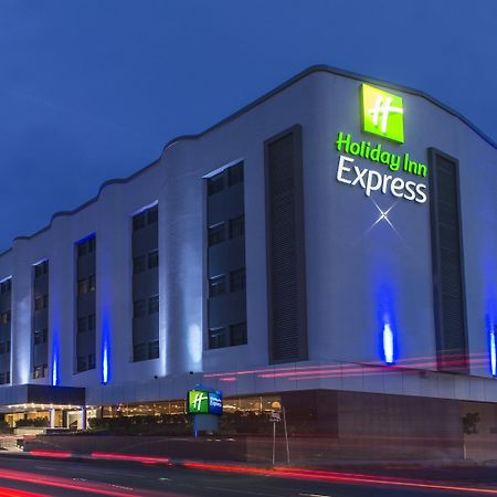 ホリデイ イン エクスプレス メキシコ トレオ メキシコシティ エクステリア 写真